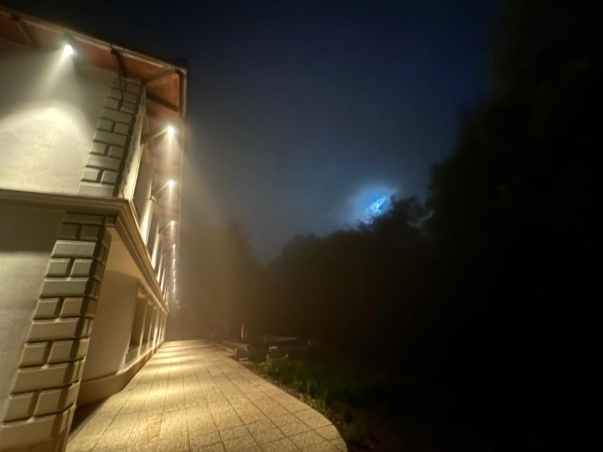 Hotel Galeria Pezinska Baba ペジノク エクステリア 写真