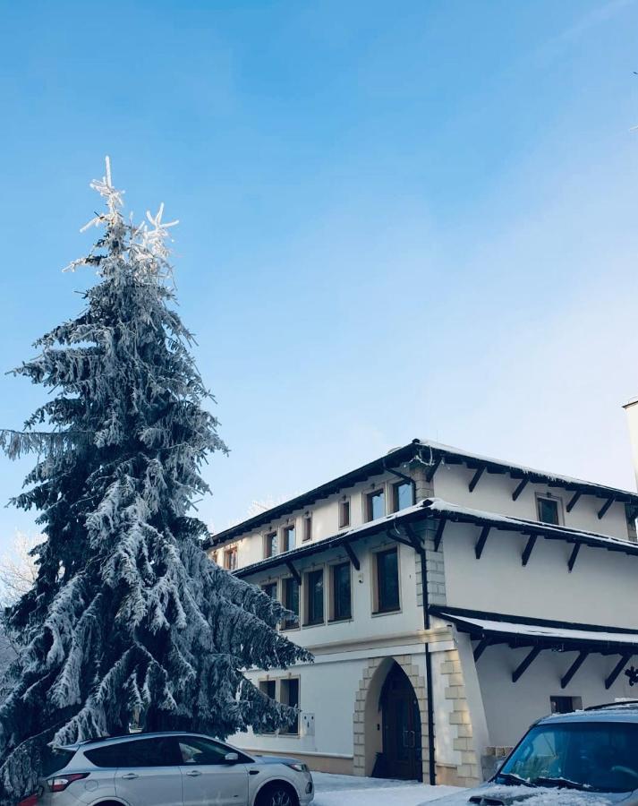 Hotel Galeria Pezinska Baba ペジノク エクステリア 写真