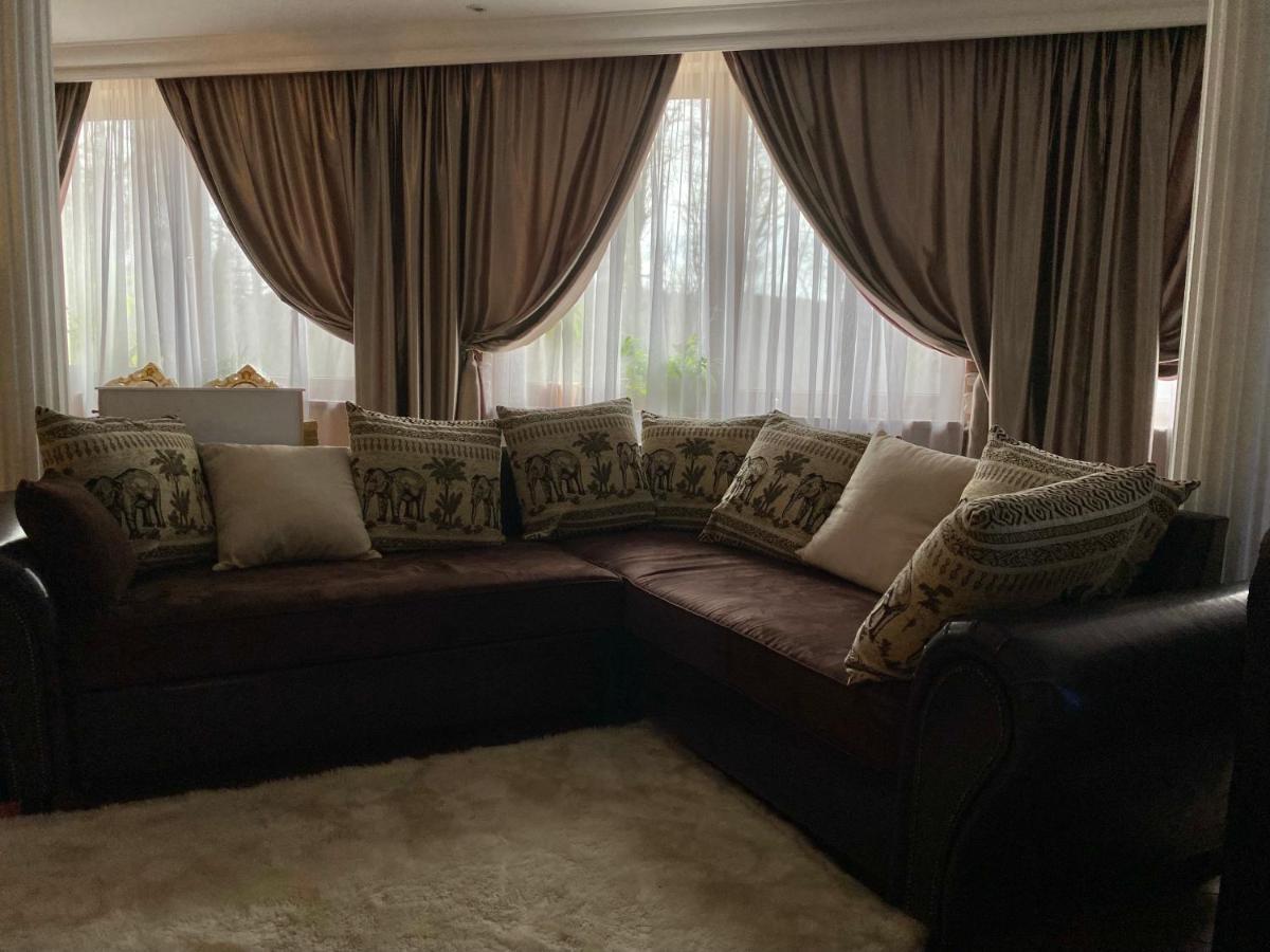 Hotel Galeria Pezinska Baba ペジノク エクステリア 写真